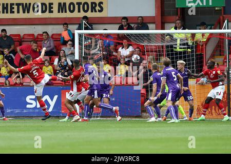 Crewe, Royaume-Uni. 03rd septembre 2022. Rod McDonald, de Crewe Alexandra (5), note son objectif d'équipe de 1st. EFL Skybet football League Two Match, Crewe Alexandra v Stevenage au stade Mornflake à Crewe, Cheshire, le samedi 3rd septembre 2022. Cette image ne peut être utilisée qu'à des fins éditoriales. Utilisation éditoriale uniquement, licence requise pour une utilisation commerciale. Aucune utilisation dans les Paris, les jeux ou les publications d'un seul club/ligue/joueur. photo par Chris Stading/Andrew Orchard sports Photography/Alamy Live News crédit: Andrew Orchard sports Photography/Alamy Live News Banque D'Images