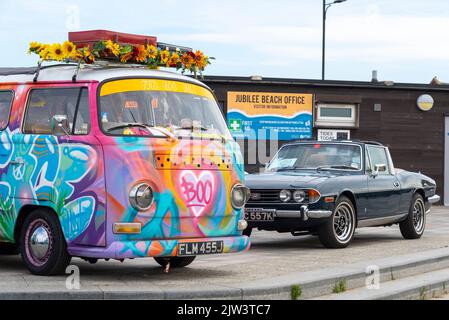 VW Camper et Triumph Stag à l'événement automobile classique Cars on the Beach à Marine Parade, Southend on Sea, Essex, Royaume-Uni. Bureau de Jubilee Beach Banque D'Images