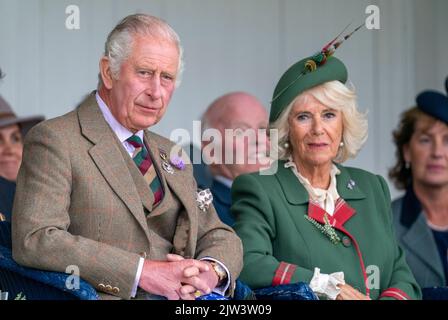 Le prince de Galles et la duchesse de Cornouailles, connue sous le nom de duc et duchesse de Rothesay en Écosse, lors du rassemblement de Braemar Royal Highland au Princess Royal and Duke of Fife Memorial Park à Braemar. Date de la photo: Samedi 3 septembre 2022. Banque D'Images