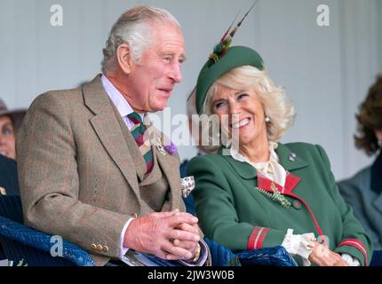 Le prince de Galles et la duchesse de Cornouailles, connue sous le nom de duc et duchesse de Rothesay en Écosse, lors du rassemblement de Braemar Royal Highland au Princess Royal and Duke of Fife Memorial Park à Braemar. Date de la photo: Samedi 3 septembre 2022. Banque D'Images