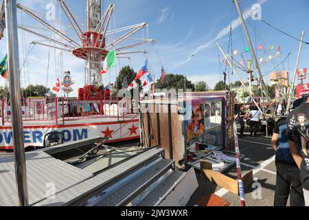 Havirov, République tchèque. 03rd septembre 2022. Un carrousel à chaînes s'est effondré à Havirov, en République tchèque, sur 3 septembre 2022, et il y a maintenant au moins 12 blessés, principalement des enfants. Dans la ville, le festival Havirov a lieu. La construction du carrousel avec des sièges allait jusqu'à l'altitude de 15 mètres. Au moment où il a commencé à descendre, la partie supérieure avec les bras et les sièges a été arrachée. Crédit : Petr Sznapka/CTK photo/Alay Live News Banque D'Images