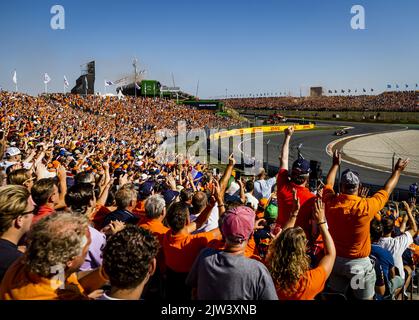 ZANDVOORT - fans dans les stands lors des qualifications avant le Grand Prix des pays-Bas F1 au circuit Zandvoort sur 3 septembre 2022 à Zandvoort, pays-Bas. REMKO DE WAAL Banque D'Images