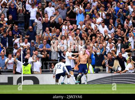 Richarlison (à droite) de Tottenham Hotspur célèbre son score avant que son but ne soit plus exclu pour offenser lors du match de la Premier League au Tottenham Hotspur Stadium, Londres. Date de la photo: Samedi 3 septembre 2022. Banque D'Images