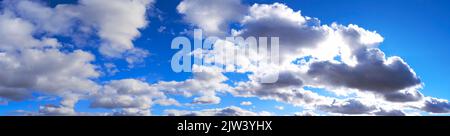 Panorama panoramique du ciel bleu avec des nuages blancs Banque D'Images