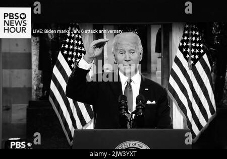 Une capture d'écran de PBS TV NewsHour du président américain Joe Biden qui a parlé du premier anniversaire de l'attaque de 6 janvier contre le Capitole des États-Unis. Banque D'Images