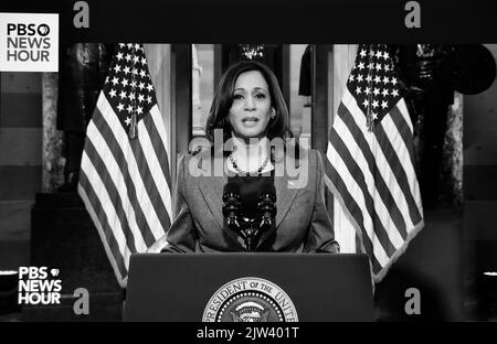 Une capture d'écran de PBS TV NewsHour du vice-président américain Kamala Harris parlant de l'annonce de l'attaque de 6 janvier sur le Capitole des États-Unis. Banque D'Images