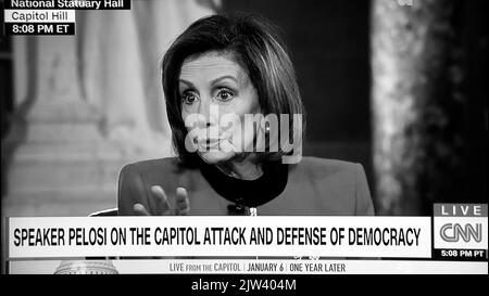 Un écran de télévision CNN Nancy Pelosi, Présidente de la Chambre des États-Unis, a parlé du premier anniversaire de l'attaque de 6 janvier contre le Capitole des États-Unis. Banque D'Images