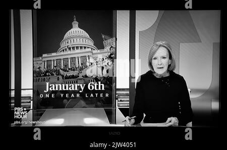 Une capture d'écran de PBS TV NewsHour d'un journal avec des rapports sur l'anniversaire de l'attaque de 6 janvier sur le Capitole des États-Unis. Banque D'Images