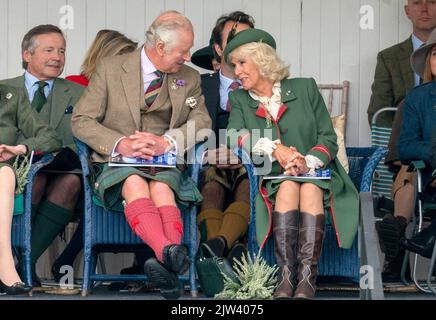 Le prince de Galles et la duchesse de Cornouailles, connue sous le nom de duc et duchesse de Rothesay en Écosse, lors du rassemblement de Braemar Royal Highland au Princess Royal and Duke of Fife Memorial Park à Braemar. Date de la photo: Samedi 3 septembre 2022. Banque D'Images