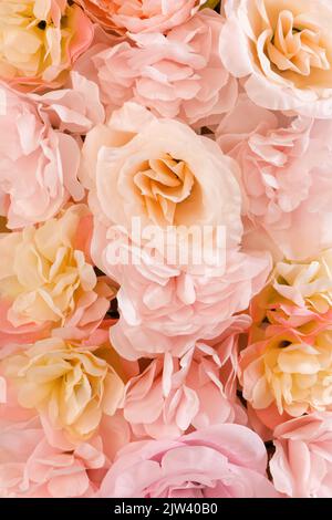 Gros plan d'un bouquet de roses artificielles Banque D'Images