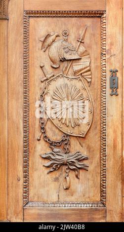 Détail de la décoration de la porte en bois à l'entrée de l'abbaye de Sacra di San Michele dans la vallée de Susa, Italie Banque D'Images
