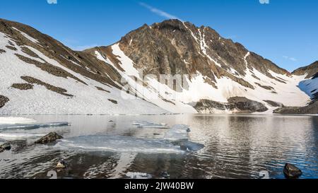 Vues incroyables sur les montagnes dans la région alpine du nord du Canada en été. Banque D'Images