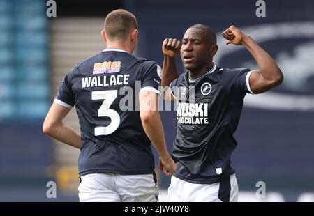 Benik Afobe (à droite) de Millwall célèbre avec Murray Wallace après avoir marquant le deuxième but de leur partie pendant le match du championnat Sky Bet à la Den, Londres. Date de la photo: Samedi 3 septembre 2022. Banque D'Images