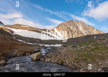 Vue sur le lac alpin avec ruisseau dans le nord du Canada pendant l'été. Banque D'Images