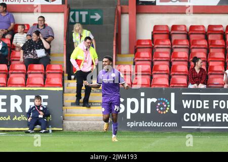 Crewe, Royaume-Uni. 03rd septembre 2022. Jamie Reid, de Stevenage, fête ses équipes après avoir obtenu le score de 1st à 1-1. EFL Skybet football League Two Match, Crewe Alexandra v Stevenage au stade Mornflake à Crewe, Cheshire, le samedi 3rd septembre 2022. Cette image ne peut être utilisée qu'à des fins éditoriales. Utilisation éditoriale uniquement, licence requise pour une utilisation commerciale. Aucune utilisation dans les Paris, les jeux ou les publications d'un seul club/ligue/joueur. photo par Chris Stading/Andrew Orchard sports Photography/Alamy Live News crédit: Andrew Orchard sports Photography/Alamy Live News Banque D'Images