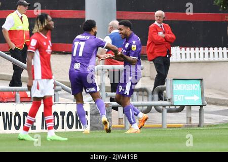 Crewe, Royaume-Uni. 03rd septembre 2022. Jamie Reid, de Stevenage (r), célèbre après avoir obtenu le score de son équipe pour 2nd. EFL Skybet football League Two Match, Crewe Alexandra v Stevenage au stade Mornflake à Crewe, Cheshire, le samedi 3rd septembre 2022. Cette image ne peut être utilisée qu'à des fins éditoriales. Utilisation éditoriale uniquement, licence requise pour une utilisation commerciale. Aucune utilisation dans les Paris, les jeux ou les publications d'un seul club/ligue/joueur. photo par Chris Stading/Andrew Orchard sports Photography/Alamy Live News crédit: Andrew Orchard sports Photography/Alamy Live News Banque D'Images