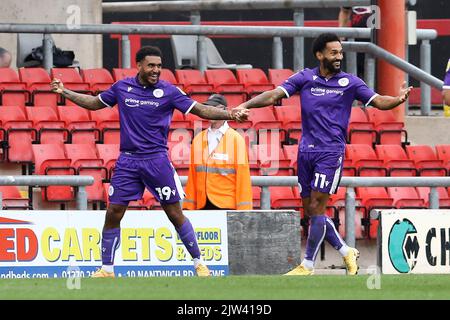 Crewe, Royaume-Uni. 03rd septembre 2022. Jamie Reid, de Stevenage (à gauche), célèbre après avoir obtenu le score de son équipe de 2nd. EFL Skybet football League Two Match, Crewe Alexandra v Stevenage au stade Mornflake à Crewe, Cheshire, le samedi 3rd septembre 2022. Cette image ne peut être utilisée qu'à des fins éditoriales. Utilisation éditoriale uniquement, licence requise pour une utilisation commerciale. Aucune utilisation dans les Paris, les jeux ou les publications d'un seul club/ligue/joueur. photo par Chris Stading/Andrew Orchard sports Photography/Alamy Live News crédit: Andrew Orchard sports Photography/Alamy Live News Banque D'Images