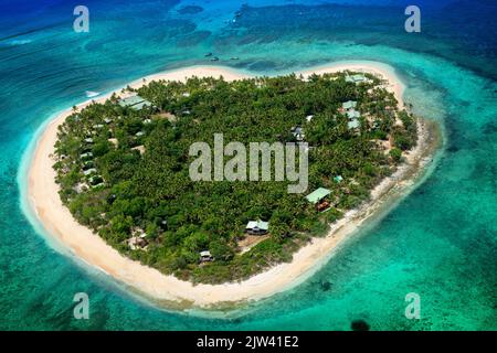 Vue aérienne de l'île en forme de coeur de Tavarua, près de Viti Levu, République de Fidji, îles du Pacifique Sud, disparition pacifique des îles. Réfugié Banque D'Images