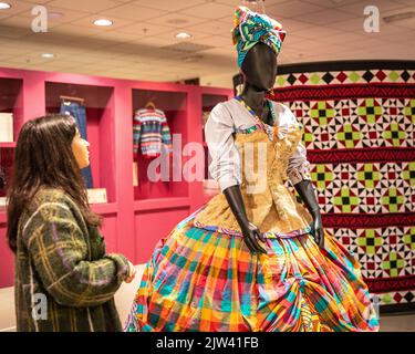 Londres, Royaume-Uni. 03rd septembre 2022. Le personnel du musée avec la robe. Une robe « d'art portable » de Karen Arthur, artiste basée à Catford, explore l'entité noire féminine. Le Musée a ouvert ses portes en 2020 pendant la pandémie et explore la façon dont le mouvement des personnes en provenance et à destination du Royaume-Uni a façonné les communautés et la nation. Credit: Imagetraceur/Alamy Live News Banque D'Images