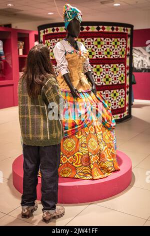 Londres, Royaume-Uni. 03rd septembre 2022. Le personnel du musée avec la robe. Une robe « d'art portable » de Karen Arthur, artiste basée à Catford, explore l'entité noire féminine. Le Musée a ouvert ses portes en 2020 pendant la pandémie et explore la façon dont le mouvement des personnes en provenance et à destination du Royaume-Uni a façonné les communautés et la nation. Credit: Imagetraceur/Alamy Live News Banque D'Images