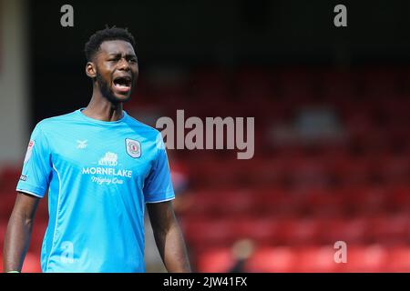 Crewe, Royaume-Uni. 03rd septembre 2022. Arthur Okonkwo, le gardien de but de Crewe Alexandra, regarde dessus. EFL Skybet football League Two Match, Crewe Alexandra v Stevenage au stade Mornflake à Crewe, Cheshire, le samedi 3rd septembre 2022. Cette image ne peut être utilisée qu'à des fins éditoriales. Utilisation éditoriale uniquement, licence requise pour une utilisation commerciale. Aucune utilisation dans les Paris, les jeux ou les publications d'un seul club/ligue/joueur. photo par Chris Stading/Andrew Orchard sports Photography/Alamy Live News crédit: Andrew Orchard sports Photography/Alamy Live News Banque D'Images