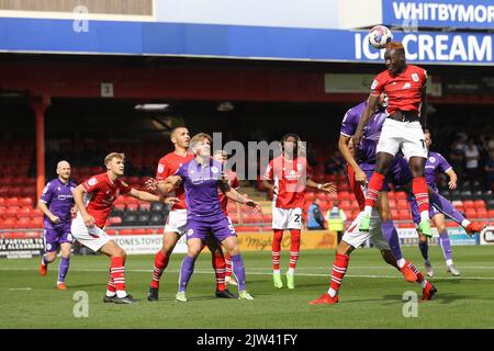 Crewe, Royaume-Uni. 03rd septembre 2022. Daniel Agyei de Crewe Alexandra (r) saute pour le ballon. EFL Skybet football League Two Match, Crewe Alexandra v Stevenage au stade Mornflake à Crewe, Cheshire, le samedi 3rd septembre 2022. Cette image ne peut être utilisée qu'à des fins éditoriales. Utilisation éditoriale uniquement, licence requise pour une utilisation commerciale. Aucune utilisation dans les Paris, les jeux ou les publications d'un seul club/ligue/joueur. photo par Chris Stading/Andrew Orchard sports Photography/Alamy Live News crédit: Andrew Orchard sports Photography/Alamy Live News Banque D'Images