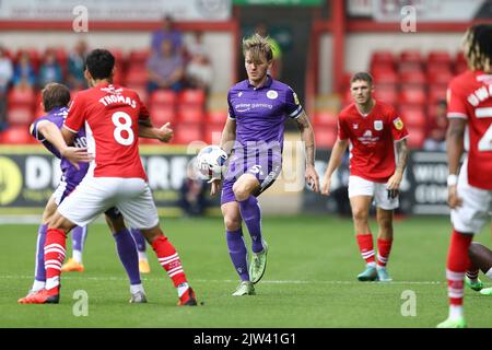 Crewe, Royaume-Uni. 03rd septembre 2022. Carl Piergianni de Stevenage fixe la balle vers l'avant. EFL Skybet football League Two Match, Crewe Alexandra v Stevenage au stade Mornflake à Crewe, Cheshire, le samedi 3rd septembre 2022. Cette image ne peut être utilisée qu'à des fins éditoriales. Utilisation éditoriale uniquement, licence requise pour une utilisation commerciale. Aucune utilisation dans les Paris, les jeux ou les publications d'un seul club/ligue/joueur. photo par Chris Stading/Andrew Orchard sports Photography/Alamy Live News crédit: Andrew Orchard sports Photography/Alamy Live News Banque D'Images