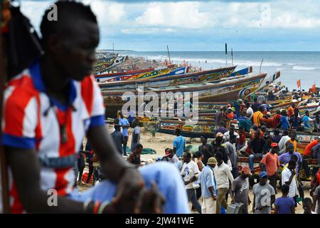 Bateaux de pêche sur la plage au marché aux poissons du soumbedioune, Dakar, Sénégal, Afrique de l'Ouest. Migrations forcées. Beaucoup de pêcheurs sont forcés de quitter thei Banque D'Images