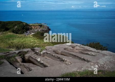 Les six « tombes » coupées en pierre jouxtent la chapelle Saint-Patrick, Heysham Head, Lancashire, Royaume-Uni Banque D'Images
