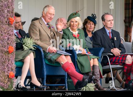 Le prince de Galles et la duchesse de Cornouailles, connue sous le nom de duc et duchesse de Rothesay en Écosse, lors du rassemblement de Braemar Royal Highland au Princess Royal and Duke of Fife Memorial Park à Braemar. Date de la photo: Samedi 3 septembre 2022. Banque D'Images