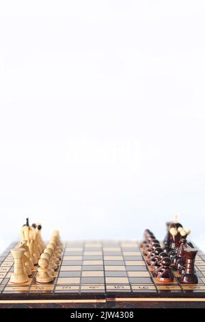 Pièces d'échecs noir et blanc disposées sur le plateau d'échecs avant début du jeu comme deux armées devant chacun autre Banque D'Images