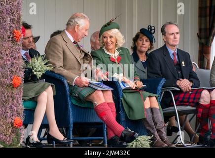 Le prince de Galles et la duchesse de Cornouailles, connue sous le nom de duc et duchesse de Rothesay en Écosse, lors du rassemblement de Braemar Royal Highland au Princess Royal and Duke of Fife Memorial Park à Braemar. Date de la photo: Samedi 3 septembre 2022. Banque D'Images