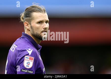 Crewe, Royaume-Uni. 03rd septembre 2022. Jake Reeves de Stevenage est en passe. EFL Skybet football League Two Match, Crewe Alexandra v Stevenage au stade Mornflake à Crewe, Cheshire, le samedi 3rd septembre 2022. Cette image ne peut être utilisée qu'à des fins éditoriales. Utilisation éditoriale uniquement, licence requise pour une utilisation commerciale. Aucune utilisation dans les Paris, les jeux ou les publications d'un seul club/ligue/joueur. photo par Chris Stading/Andrew Orchard sports Photography/Alamy Live News crédit: Andrew Orchard sports Photography/Alamy Live News Banque D'Images