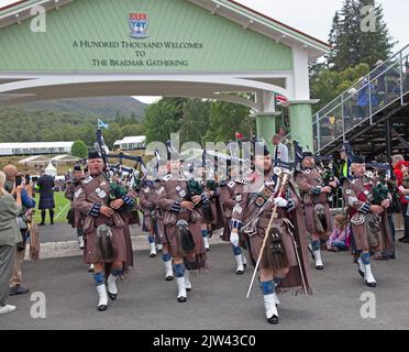 Braemar, Aberdeenshire Scotland, Royaume-Uni. 3rd septembre 2022. Braemar Royal Highland Gathering 2022. Les groupes de tubes de masse et les jeux de montagnes ont gardé un public de capacité divertit pendant une journée terne mais sec. Banque D'Images