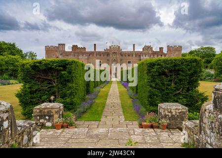 Les jardins du château d'Herstmonceux, Herstmonceux, East Sussex, Angleterre, Royaume-Uni Banque D'Images