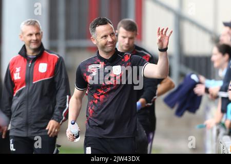 Crewe, Royaume-Uni. 03rd septembre 2022. Alex Morris, le directeur de Crewe Alexandra (c) se rend au dugout. EFL Skybet football League Two Match, Crewe Alexandra v Stevenage au stade Mornflake à Crewe, Cheshire, le samedi 3rd septembre 2022. Cette image ne peut être utilisée qu'à des fins éditoriales. Utilisation éditoriale uniquement, licence requise pour une utilisation commerciale. Aucune utilisation dans les Paris, les jeux ou les publications d'un seul club/ligue/joueur. photo par Chris Stading/Andrew Orchard sports Photography/Alamy Live News crédit: Andrew Orchard sports Photography/Alamy Live News Banque D'Images