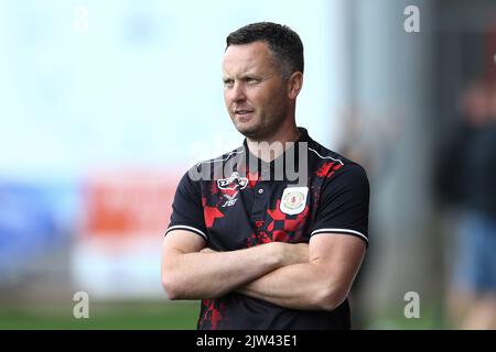 Crewe, Royaume-Uni. 03rd septembre 2022. Alex Morris, le directeur de Crewe Alexandra, regarde. EFL Skybet football League Two Match, Crewe Alexandra v Stevenage au stade Mornflake à Crewe, Cheshire, le samedi 3rd septembre 2022. Cette image ne peut être utilisée qu'à des fins éditoriales. Utilisation éditoriale uniquement, licence requise pour une utilisation commerciale. Aucune utilisation dans les Paris, les jeux ou les publications d'un seul club/ligue/joueur. photo par Chris Stading/Andrew Orchard sports Photography/Alamy Live News crédit: Andrew Orchard sports Photography/Alamy Live News Banque D'Images