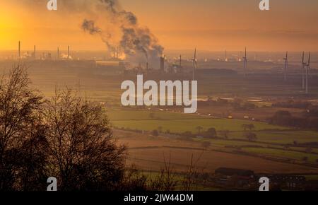 A Frodsham Hill Mersey vue Cheshire surplombant l'estuaire de Mersey vers la raffinerie Stanlow Banque D'Images