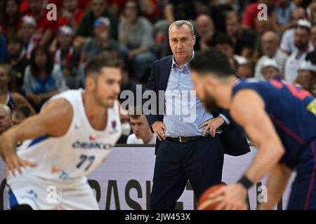 Prague, République tchèque. 03rd septembre 2022. L'entraîneur-chef de l'équipe tchèque Ronen Ginzburg, centre, regarde le championnat d'Europe de basket-ball masculin, groupe D, match République tchèque contre Serbie, à Prague, République tchèque, sur 3 septembre 2022. Crédit : Michal Kamaryt/CTK photo/Alay Live News Banque D'Images