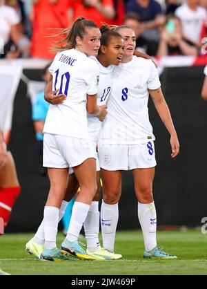 Nikita Parris (au centre), en Angleterre, célèbre avec ses coéquipiers Ella Toone et Georgia Stanway après avoir obtenu le deuxième but de leur partie lors du match du groupe D de qualification de la coupe du monde des femmes de la FIFA au Stadion Wiener Neustadt, en Autriche. Date de la photo: Samedi 3 septembre 2022. Banque D'Images