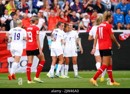 Nikita Parris (au centre), en Angleterre, célèbre avec ses coéquipiers Ella Toone et Georgia Stanway après avoir obtenu le deuxième but de leur partie lors du match du groupe D de qualification de la coupe du monde des femmes de la FIFA au Stadion Wiener Neustadt, en Autriche. Date de la photo: Samedi 3 septembre 2022. Banque D'Images