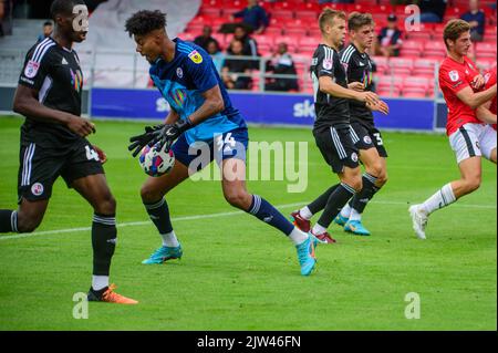 Le gardien Corey Addai de Crawley Town FC fait l'économie lors du match Sky Bet League 2 entre Salford City et Crawley Town à Moor Lane, Salford, le samedi 3rd septembre 2022. (Credit: Ian Charles | MI News) Credit: MI News & Sport /Alay Live News Banque D'Images