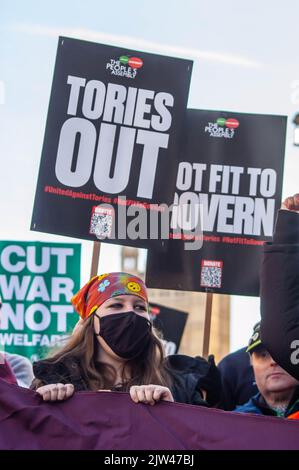 LONDRES, ANGLETERRE- 12 février 2022: Des manifestants à un coût de vie protestent à Londres, Angleterre Banque D'Images