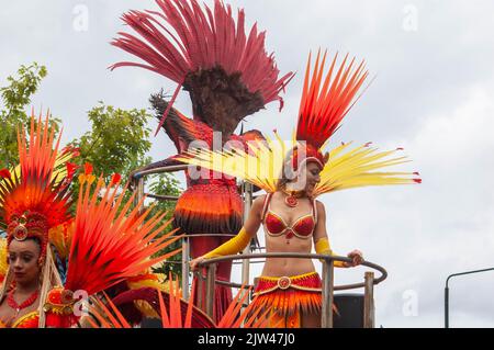 NOTTING HILL, LONDRES, ANGLETERRE- 29 août 2022 : femmes portant des tenues de samba le deuxième jour du Carnaval de Notting Hill 2022 Banque D'Images