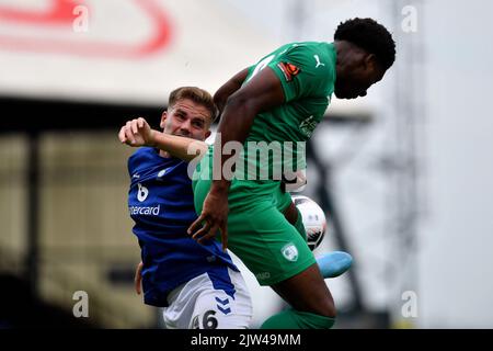 Charlie Cooper d'Oldham Athletic Tussles avec Jesurun Uchegbulam du Chesterfield football Club lors du match de la Vanarama National League entre Oldham Athletic et Chesterfield à Boundary Park, Oldham, le samedi 3rd septembre 2022. (Credit: Eddie Garvey | MI News) Credit: MI News & Sport /Alay Live News Banque D'Images