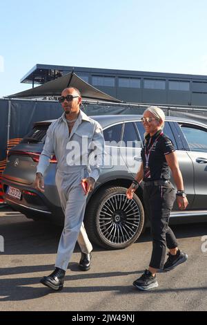 Zandvoort, pays-Bas. 3rd septembre 2022. LEWIS HAMILTON de Mercedes arrive à la journée de qualification 1 du Grand Prix de Formule 1 au circuit Zandvoort. (Credit image: © Beata Zawrzel/ZUMA Press Wire) Credit: ZUMA Press, Inc./Alamy Live News Banque D'Images