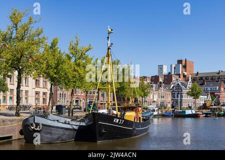 Groningen, pays-Bas - 12 août 2022: Paysage urbain de Groningen avec des navires dans le port nord ou Noorderhaven dans le centre de Groningen aux pays-Bas Banque D'Images