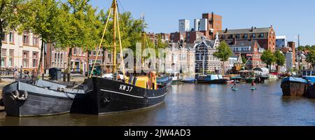 Groningen, pays-Bas - 12 août 2022: Paysage urbain de Groningen avec des navires dans le port nord ou Noorderhaven dans le centre de Groningen aux pays-Bas Banque D'Images