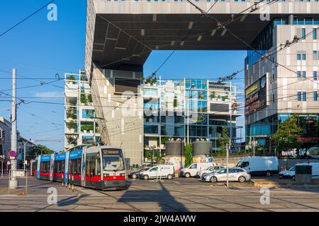 Wien, Vienne: Maison 'Wolkenslange' à la gare Westbahnhof, magasin IKEA, tramway en 15. Rudolfsheim-Fünfhaus, Vienne, Autriche Banque D'Images