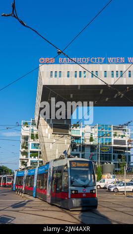 Wien, Vienne: Maison 'Wolkenslange' à la gare Westbahnhof, magasin IKEA, tramway en 15. Rudolfsheim-Fünfhaus, Vienne, Autriche Banque D'Images